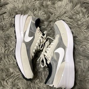 NIKE SNEAKERS SIZE 6 1/2.